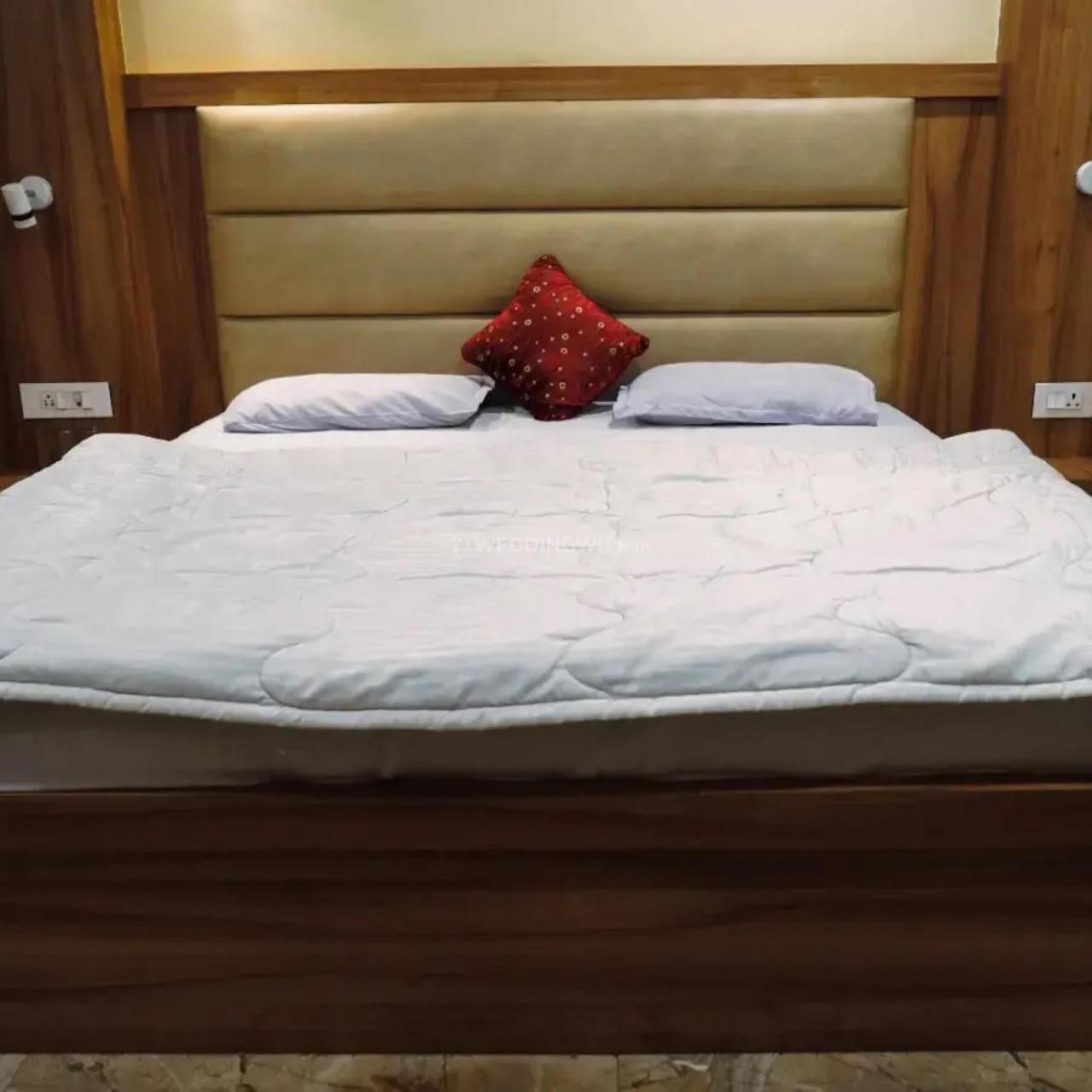 New Kumar Hotel & Banquet Λάκναου Εξωτερικό φωτογραφία