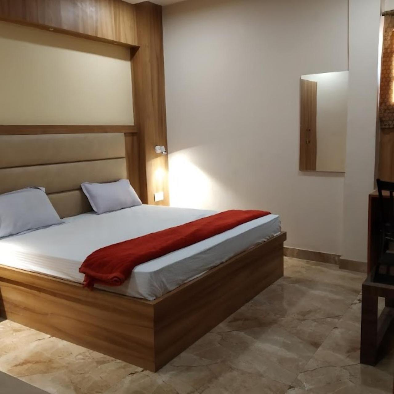 New Kumar Hotel & Banquet Λάκναου Εξωτερικό φωτογραφία